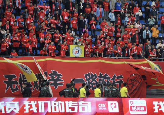 半岛体育APP- 佛罗伦萨主场失利，球迷不满抗议  